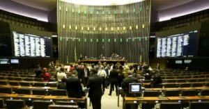 Deputados discutem proposta de isenção do Imposto de Renda