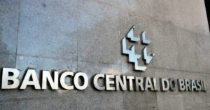 Pessoa acessando sistema do Banco Central para resgatar dinheiro esquecido pelo Pix