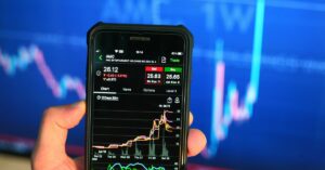 Movimentação do mercado financeiro, Ibovespa e variações cambiais, com destaque para a alta do Dólar e ações de Braskem e PRIO