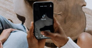 Donald Trump discute novo prazo para acordo com o TikTok nos EUA