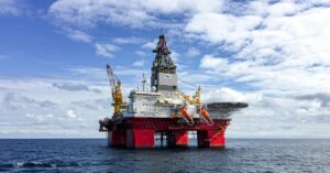 produção de petróleo em plataforma offshore da Opep+