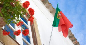 Vista aérea de Lisboa com destaque para áreas residenciais e o aumento no custo para arrendar casa em Portugal