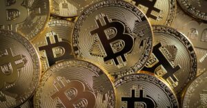 Homem analisa gráfico digital ao investir em criptomoedas