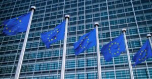 Gráfico mostra revisão do PIB da zona do euro para 2025 com queda nas projeções da Comissão Europeia