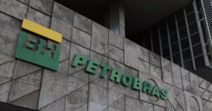 Plataforma de exploração da Petrobras no mar, relacionada à descoberta de petróleo na Bacia de Santos