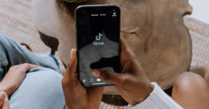 Multa ao TikTok pela União Europeia por falhas na proteção de dados
