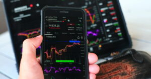 Gráfico mostra a cotação do dólar em alta e queda do bitcoin