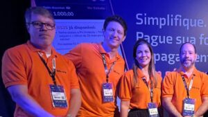 Rafaela Mota e equipe da fintech durante o lançamento do SUPERFOLHA da BScash na APAS Show 2025