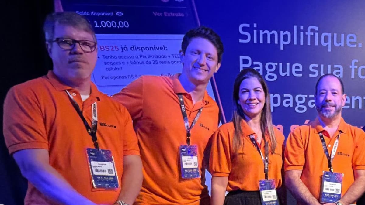 Rafaela Mota e equipe da fintech durante o lançamento do SUPERFOLHA da BScash na APAS Show 2025