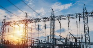 A imagem mostra torres de energia para representar a Taesa TAEE11