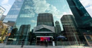 A imagem mostra a fachada do Bradesco para representar que tarifaço e oportunidades de investimento