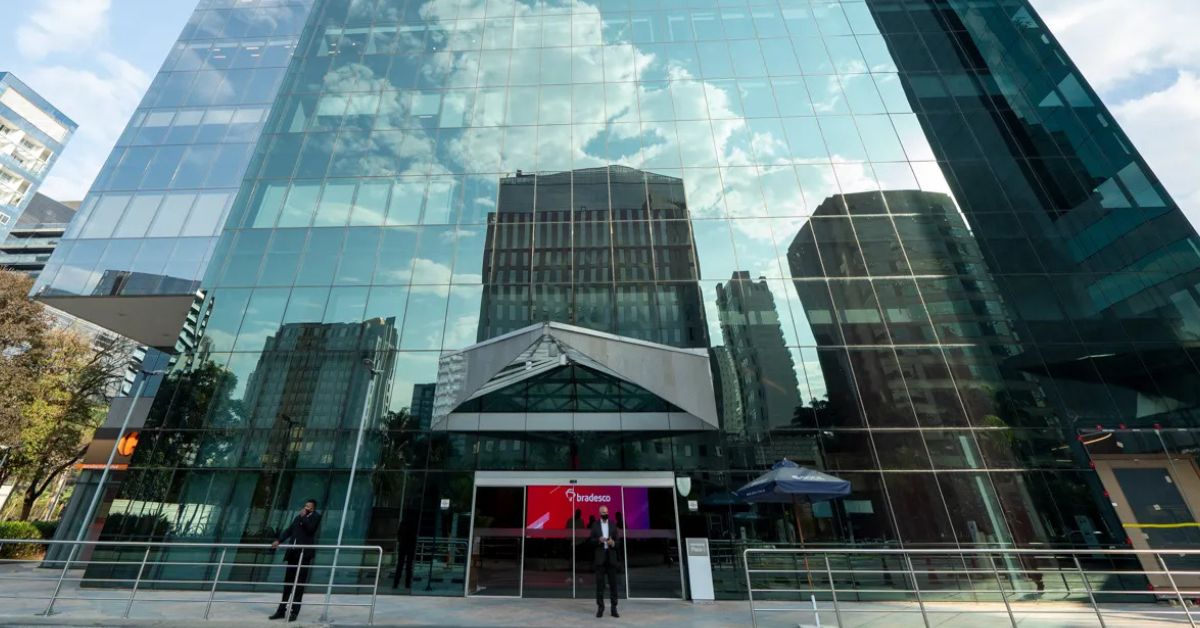 A imagem mostra a fachada do Bradesco para representar que tarifaço e oportunidades de investimento