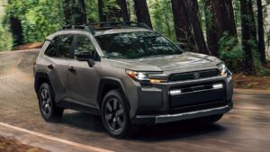 Toyota RAV4 2026 circulando em estrada com novo design frontal