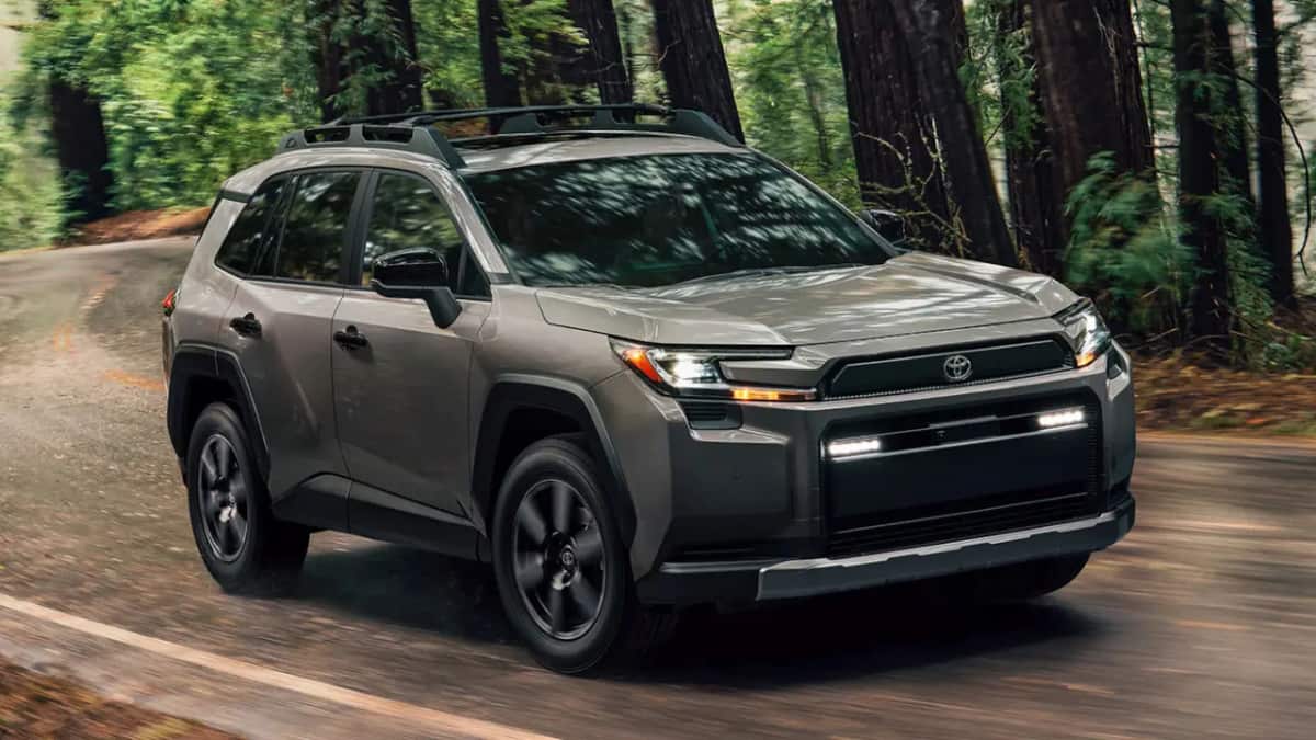 Toyota RAV4 2026 circulando em estrada com novo design frontal