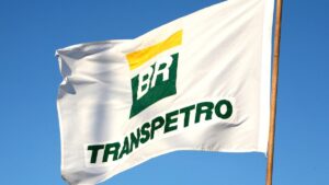 Transpetro acelera entrada no transporte fluvial de combustíveis com licitação de 44 embarcações até 2026, reforçando logística.