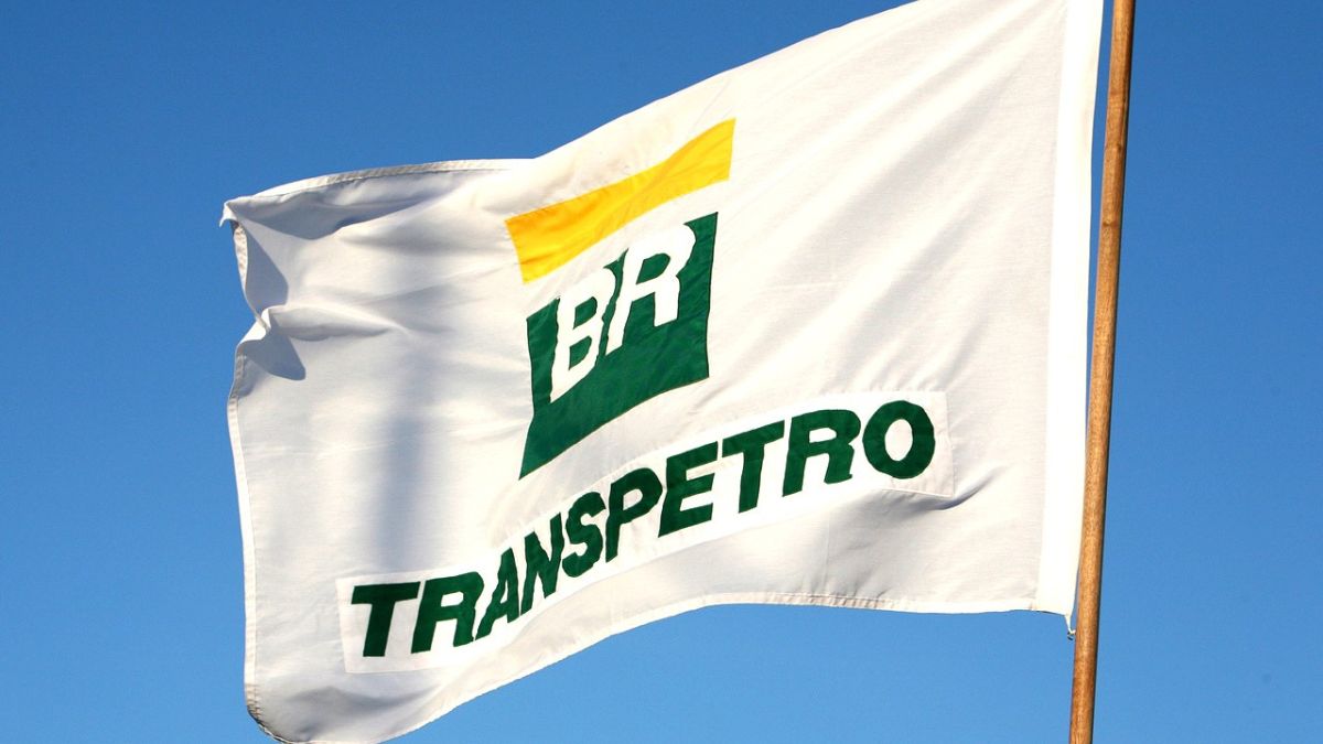 Transpetro acelera entrada no transporte fluvial de combustíveis com licitação de 44 embarcações até 2026, reforçando logística.