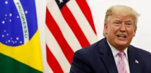 A imagem mostra Donald Trump para representar que Trump adia tarifa contra UE