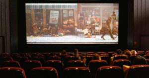 A imagem mostra uma sala de cinema para representar que o Trump anuncia tarifa para filmes estrangeiros de 100%