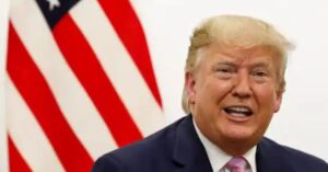 A imagem mostra o presidente dos EUA, Donald Trump para representar que Trump propõe corte de orçamento.
