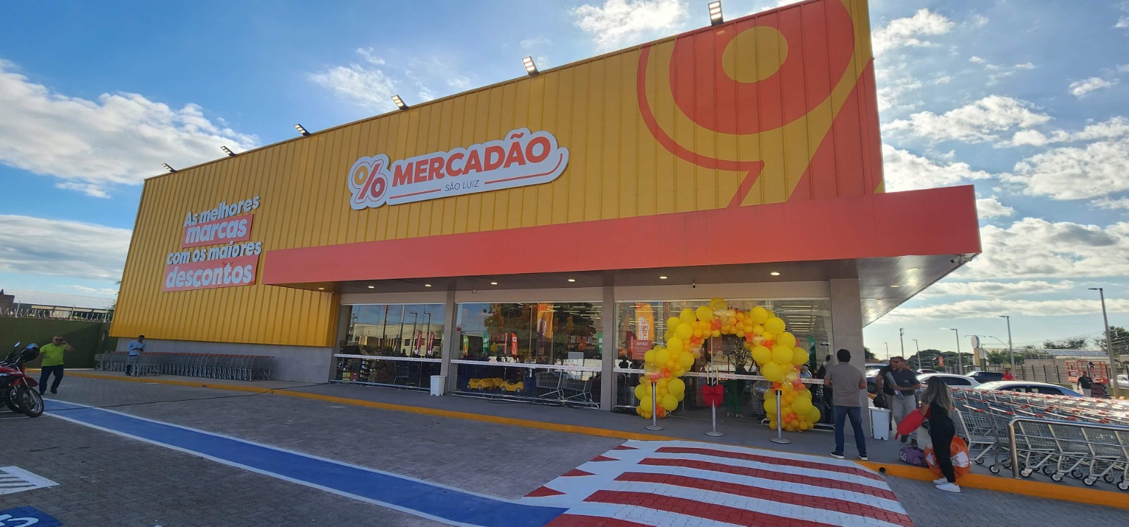 A imagem mostra a fachada de uma das unidades do Mercadão São Luiz