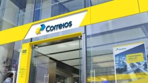 Crise financeira dos Correios acumula prejuízo bilionário e causa atrasos em entregas e planos de saúde dos funcionários.