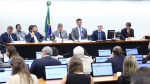 Comissão especial da Câmara debate mudanças no Imposto de Renda com presença de representantes do governo.