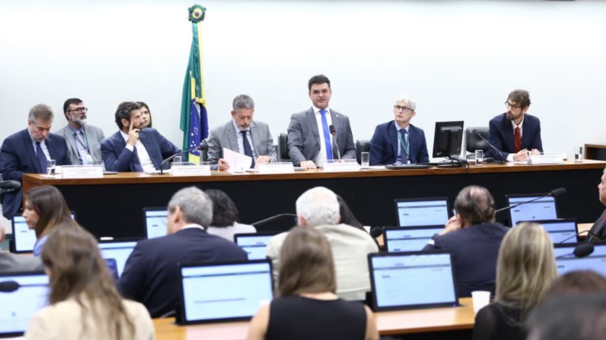 Comissão especial da Câmara debate mudanças no Imposto de Renda com presença de representantes do governo.