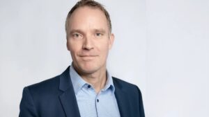 Ronald Koning, presidente da Mercedes-Benz no Brasil, em retrato institucional com blazer azul e fundo claro, estará na Newsedan em Fortaleza.