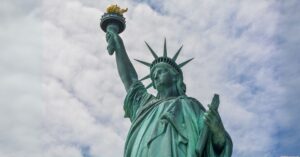 A imagem mostra a Estátua da Liberdade para representar a queda de turistas estrangeiros em Nova York