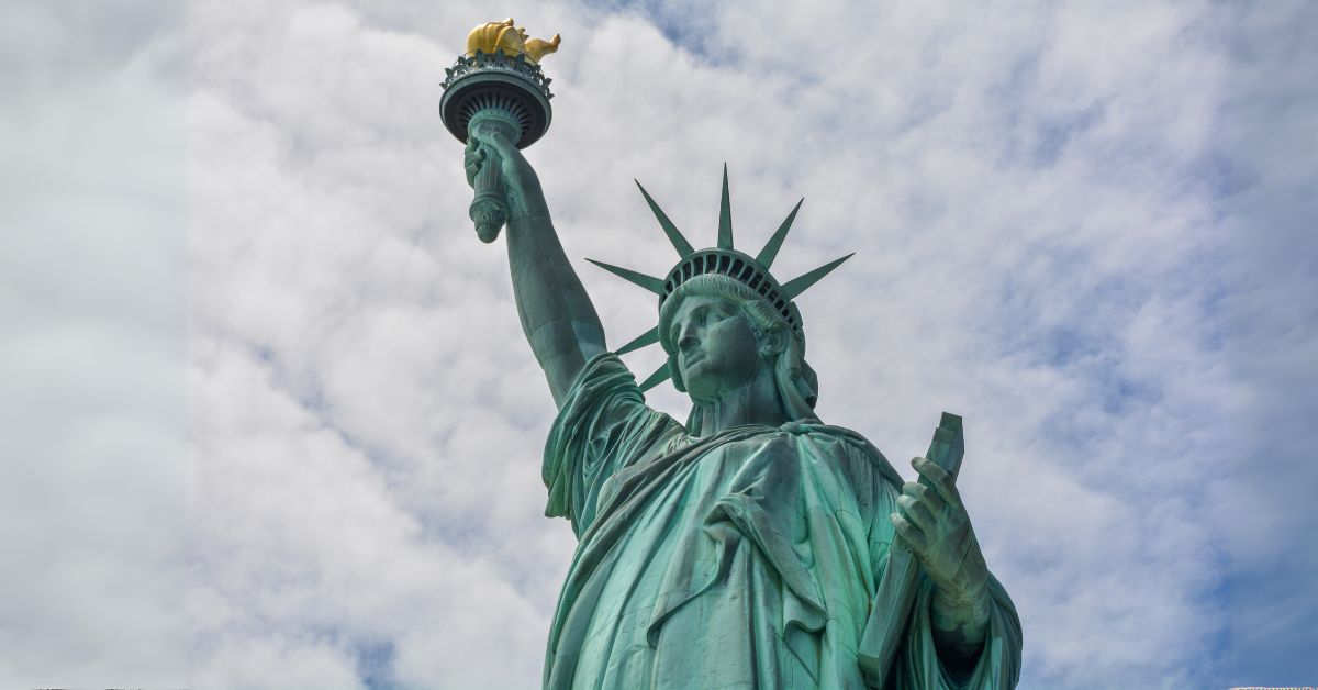 A imagem mostra a Estátua da Liberdade para representar a queda de turistas estrangeiros em Nova York