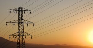 A imagem mostra uma torre de energia para representar que a ONS passa a estimar queda na carga de energia do Brasil em maio.