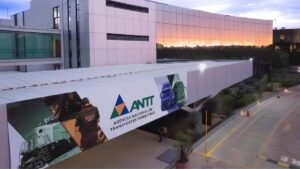 Fachada da sede da ANTT em Brasília durante o pôr do sol, referência no debate sobre o corte de orçamento da ANTT.