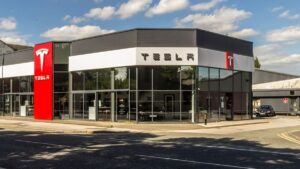 Após críticas a Donald Trump e risco fiscal, ações da Tesla recuam fortemente e lucros da montadora podem sofrer impacto bilionário em 2025.