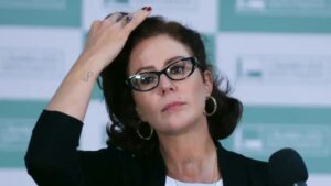 Condenada a 10 anos de prisão, Carla Zambelli deixou o Brasil, foi considerada foragida e teve prisão solicitada pela Procuradoria-Geral da República.