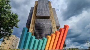 Gráfico de alta em frente ao Banco Central ilustra o comunicado do Copom sobre a Selic