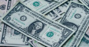 Gráfico mostra variação do dólar hoje e alta do Bitcoin