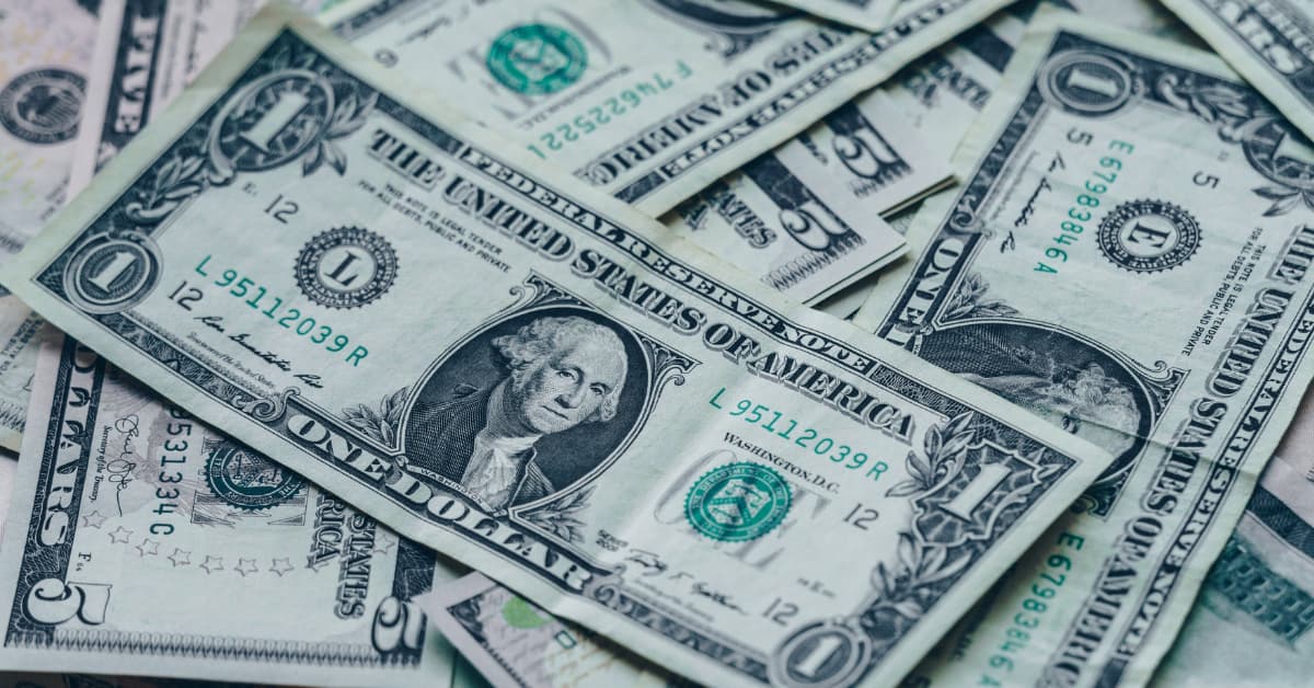 Gráfico mostra variação do dólar hoje e alta do Bitcoin