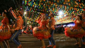A economia nas festas juninas caminham juntas: as tradições nordestinas geram renda, turismo, empregos e oportunidades para o pequeno comércio.