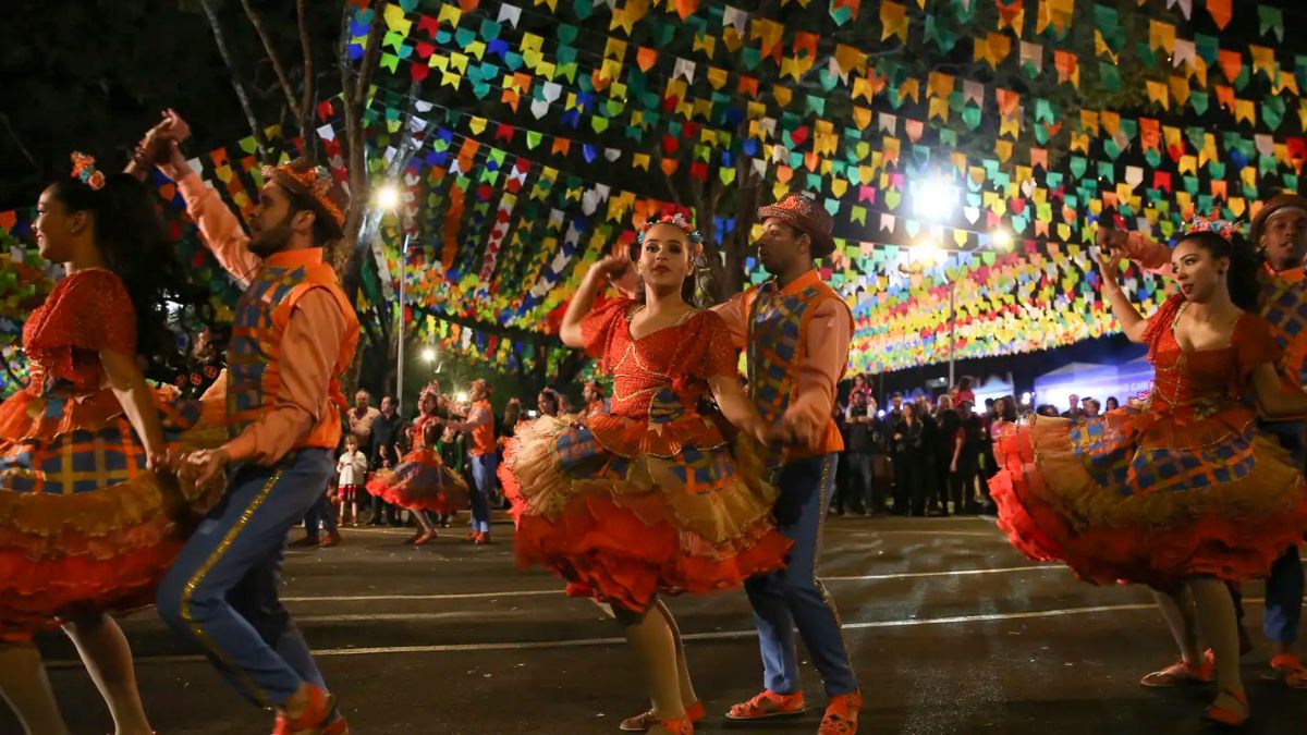 A economia nas festas juninas caminham juntas: as tradições nordestinas geram renda, turismo, empregos e oportunidades para o pequeno comércio.