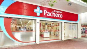 Fachada da Drogarias Pacheco representa a expansão de farmácias na Zona Sul do Rio de Janeiro, tendência crescente no comércio local.