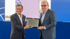 Ricardo Cavalcante entrega placa de homenagem a Beto Studart na inauguração da Escola SESI SENAI Beto Studart