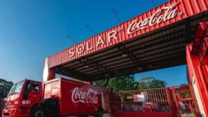 Fábrica da Coca-Cola no Ceará interditada por suspeita de contaminação.