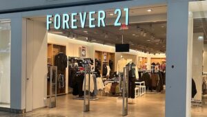 Forever 21 declara falência e encerra lojas no mundo. A marca não resistiu à concorrência digital e aos novos hábitos de consumo.