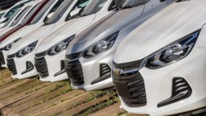 Financiamento de veículos aumentou 4,3% em maio de 2025, com alta em carros e motos, mas queda nos pesados.
