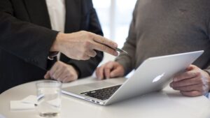 Entenda como aplicar práticas de gestão empresarial para organizar, planejar e fortalecer pequenas empresas mesmo com recursos limitados.