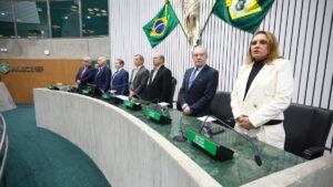 Grupo Fornecedora foi homenageado na Alece com presença de autoridades na sessão solene pelos 70 anos da empresa