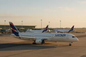 Aeronave do Grupo LATAM Airlines em aeroporto internacional, representando operação de emissão de títulos