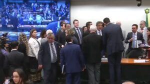 Audiência na Câmara dos Deputados onde Haddad critica deputados após embate sobre gastos públicos e superávit de 2022.