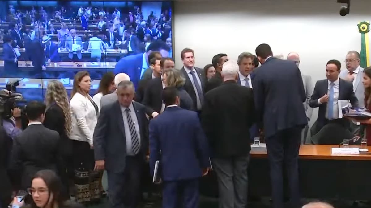 Audiência na Câmara dos Deputados onde Haddad critica deputados após embate sobre gastos públicos e superávit de 2022.