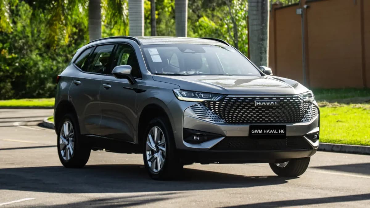 SUV Haval H6 One estacionado em via urbana simboliza o lançamento pela GWM Newhouse.